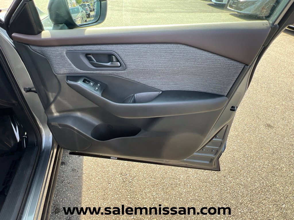 Used 2023 Nissan Rogue S AWD/4WD image 25