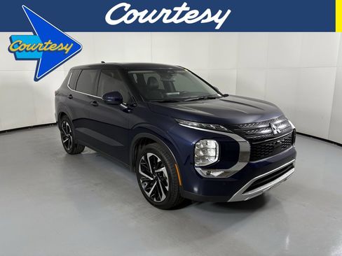 Used 2024 Mitsubishi Outlander SE image 1