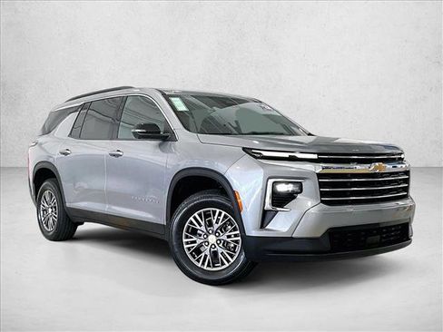 Used 2024 Chevrolet Traverse LT FWD image 12