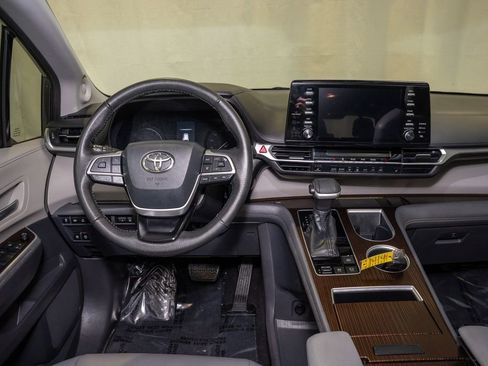 Used 2021 Toyota Sienna XLE w/ XLE Plus Package image 7