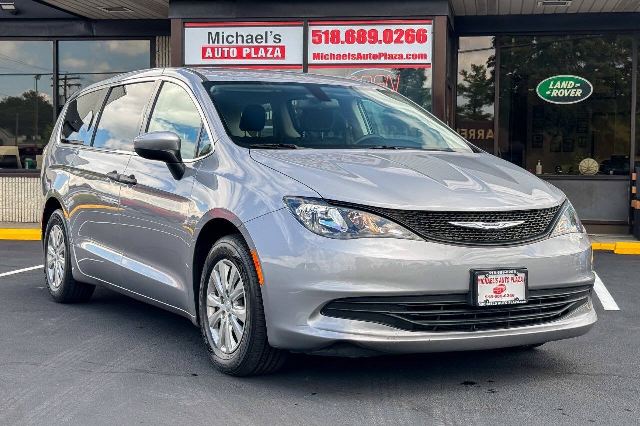 Used 2020 Chrysler Voyager L FWD image 1