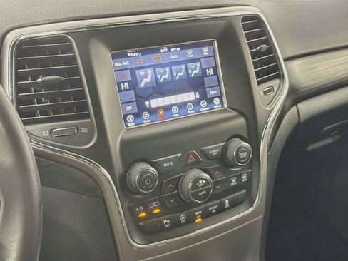 Used 2019 Jeep Grand Cherokee Laredo AWD/4WD image 18