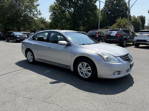 Used 2010 Nissan Altima 2.5 S w/ Premium Audio Pkg FWD image 4