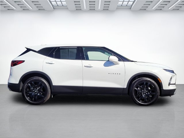 Used 2025 Chevrolet Blazer LT FWD image 3