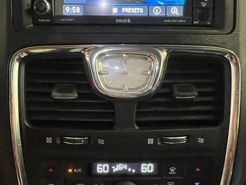 Used 2013 Chrysler Town & Country Touring-L w/ Driver Convenience Group FWD image 15