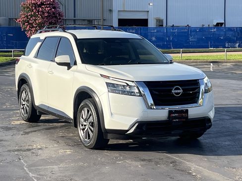 Used 2022 Nissan Pathfinder SV FWD image 3