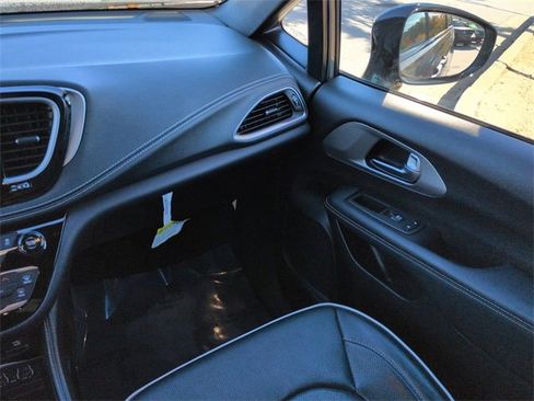 Used 2023 Chrysler Pacifica Limited w/ Uconnect Theater Family Group image 16