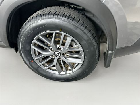 Used 2023 Nissan Rogue S image 11