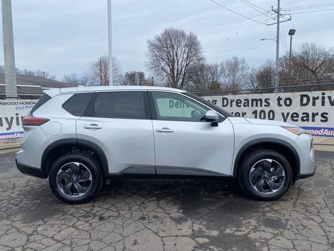 Used 2025 Nissan Rogue SV image 2