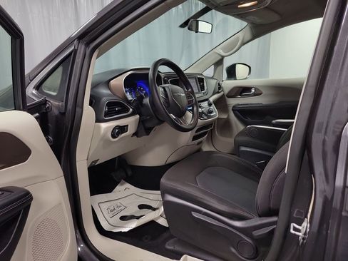 Used 2020 Chrysler Voyager L image 13