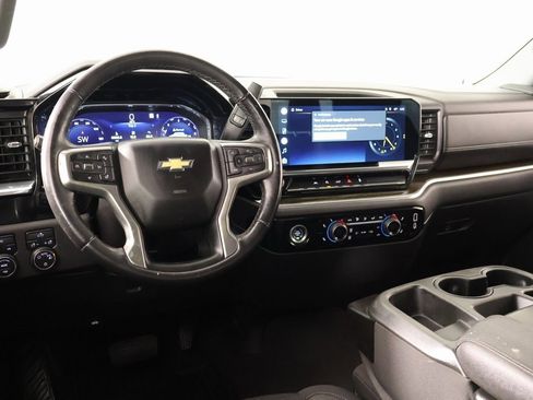 Used 2022 Chevrolet Silverado 1500 LT image 2