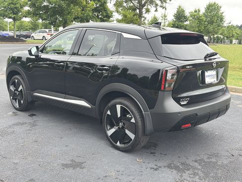 Used 2026 Nissan Kicks SR w/ SR Premium Package FWD image 7