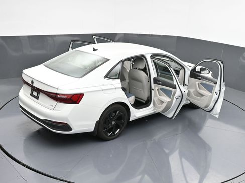 Used 2025 Volkswagen Jetta SE w/ Black Wheel Package image 41