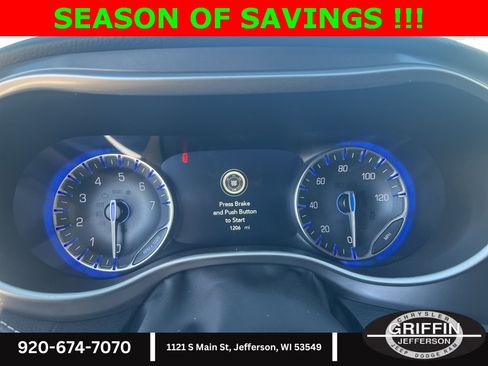 Used 2025 Chrysler Pacifica Select image 9