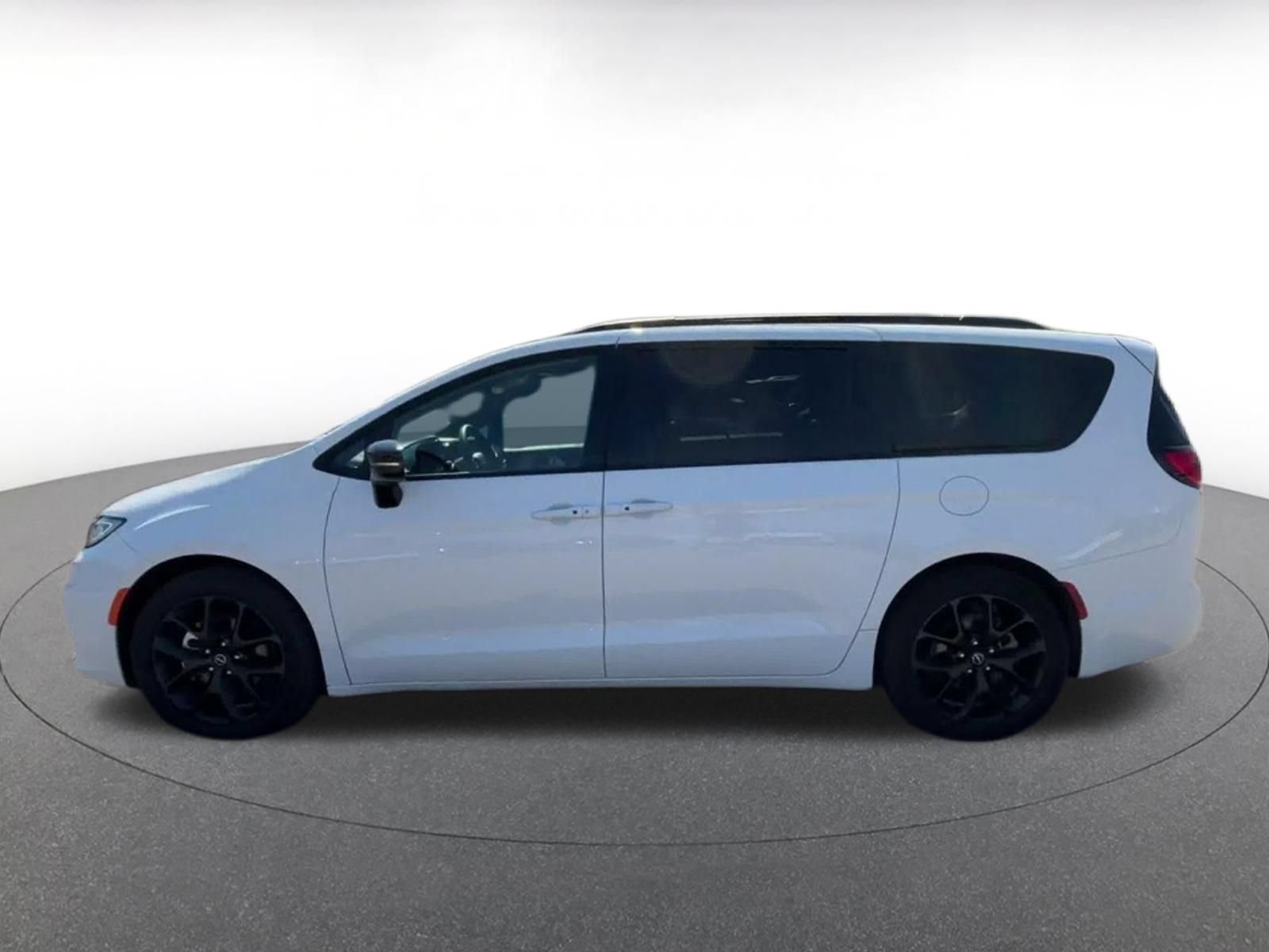 Used 2025 Chrysler Pacifica Limited FWD image 8