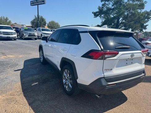 Used 2020 Toyota RAV4 XLE Premium FWD image 4