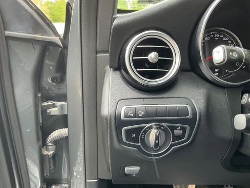 Used 2019 Mercedes-Benz GLC 300 4MATIC image 11