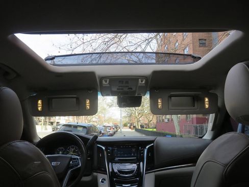 Used 2015 Cadillac Escalade Luxury AWD/4WD image 13