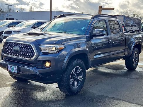 Used 2018 Toyota Tacoma TRD Sport w/ Technology Package image 3