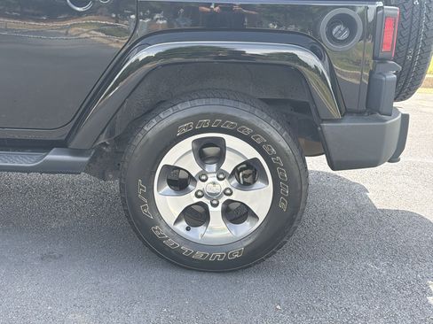 Used 2018 Jeep Wrangler Unlimited Sahara w/ Connectivity Group AWD/4WD image 35