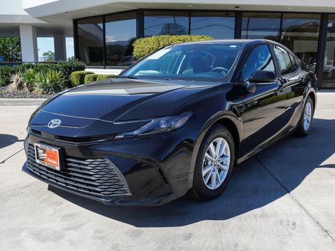 Used 2025 Toyota Camry LE FWD image 4