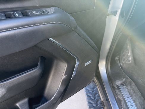 Used 2022 Chevrolet Suburban Z71 image 13