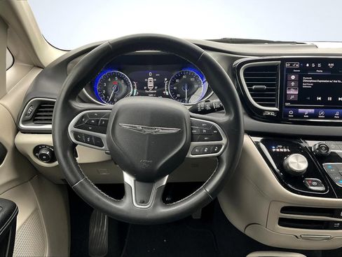 Used 2022 Chrysler Pacifica Touring-L image 5