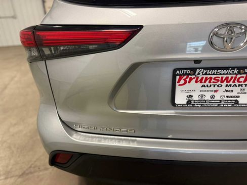 Used 2023 Toyota Highlander XLE AWD/4WD image 15