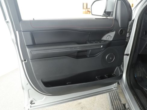 Used 2022 Ford Expedition Max Limited image 6