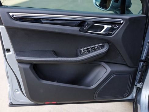 Certified 2023 Porsche Macan AWD/4WD image 31