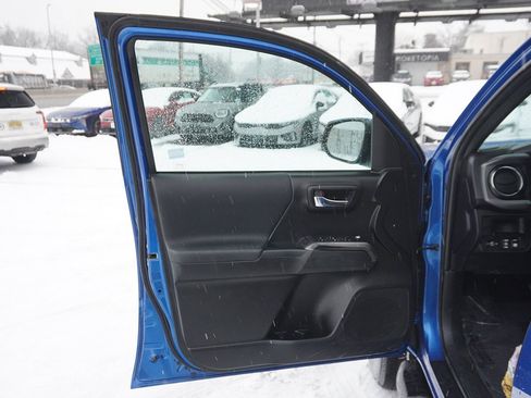 Used 2017 Toyota Tacoma TRD Off-Road image 19