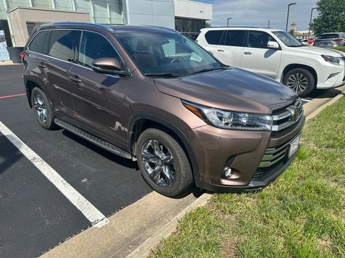 Used 2018 Toyota Highlander Limited Platinum FWD image 1