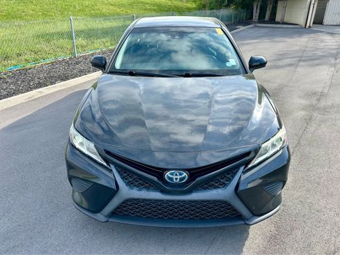 Used 2019 Toyota Camry SE image 2