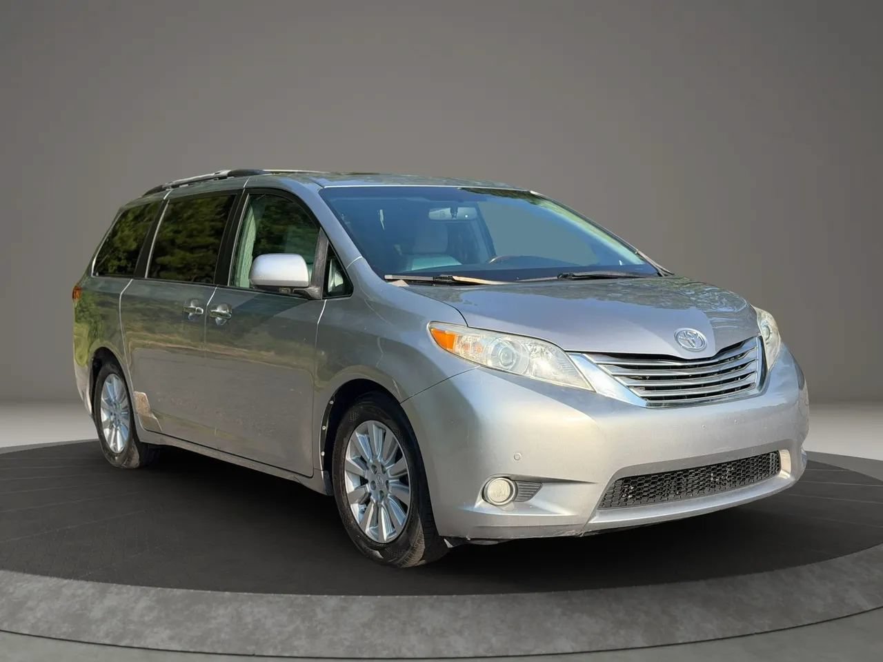 Used 2011 Toyota Sienna Limited w/ Premium Pkg FWD image 3