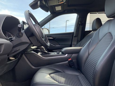 Used 2023 Toyota Highlander XSE image 16