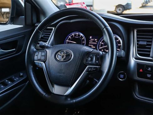Used 2017 Toyota Highlander SE image 14