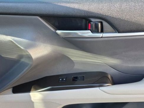 Used 2021 Toyota Camry LE FWD image 38