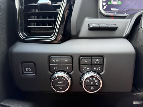 Used 2024 GMC Sierra 2500 AT4 w/ AT4 Premium Plus Package AWD/4WD image 25