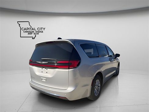 New 2026 Chrysler Pacifica Select image 4