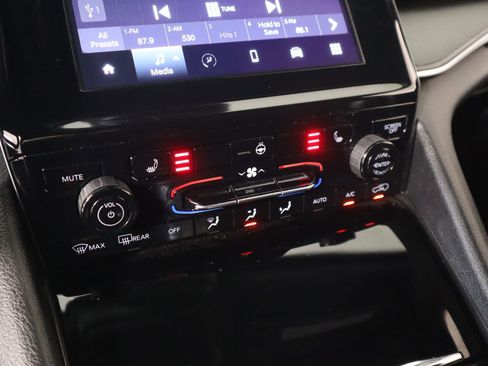 Used 2024 Jeep Grand Cherokee L Laredo image 7