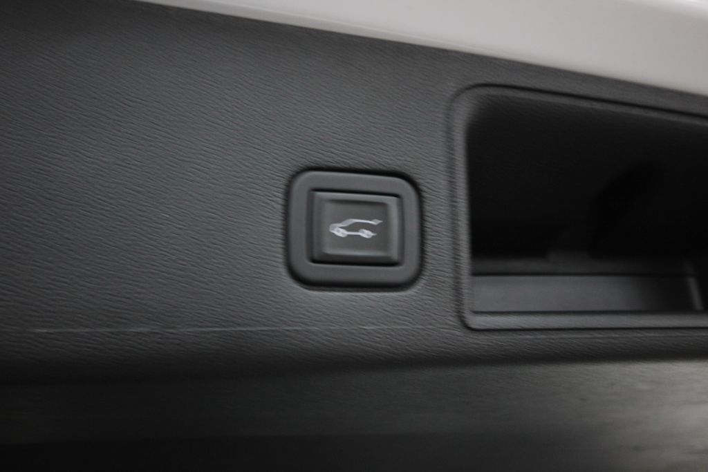 Used 2023 GMC Terrain SLT AWD/4WD image 7