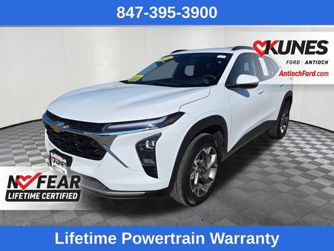 Used 2025 Chevrolet Trax LT FWD image 3