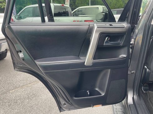 Used 2017 Toyota 4Runner SR5 AWD/4WD image 25