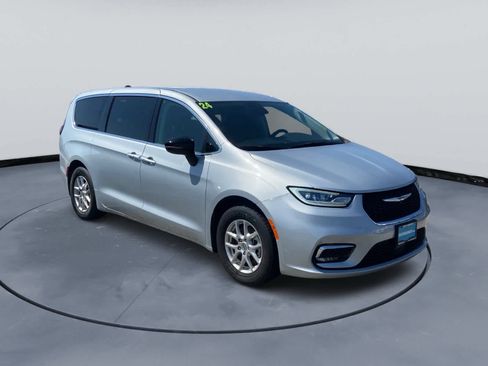 Used 2024 Chrysler Pacifica Touring-L FWD image 10