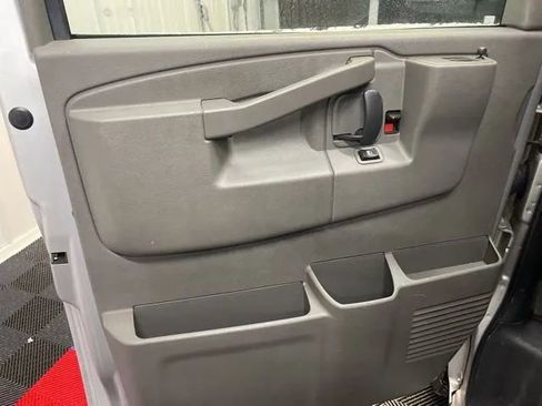 Used 2022 Chevrolet Express 2500 image 8