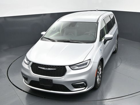 Used 2023 Chrysler Pacifica Touring-L FWD image 27