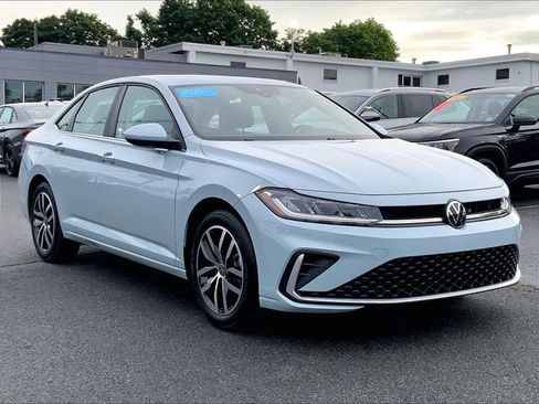 Certified 2025 Volkswagen Jetta SE FWD image 1