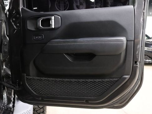 Used 2019 Jeep Wrangler Unlimited Sahara image 30