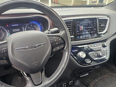 Used 2020 Chrysler Pacifica Limited image 6