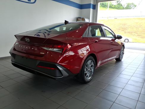Used 2025 Hyundai Elantra Hybrid FWD image 5